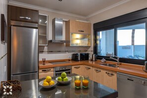 Een koelkast, een microgolfoven, een oven, een vaatwasser