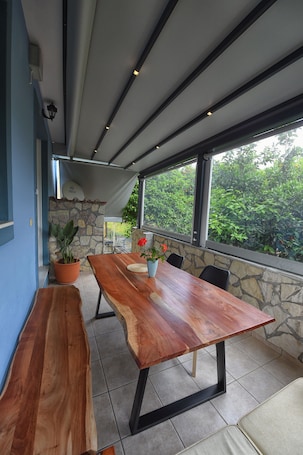 Dining. a luxury and comfortable maisonette-Sun maisonette