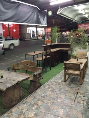 Terrace/patio - Chogun Hostel (Chumphon)