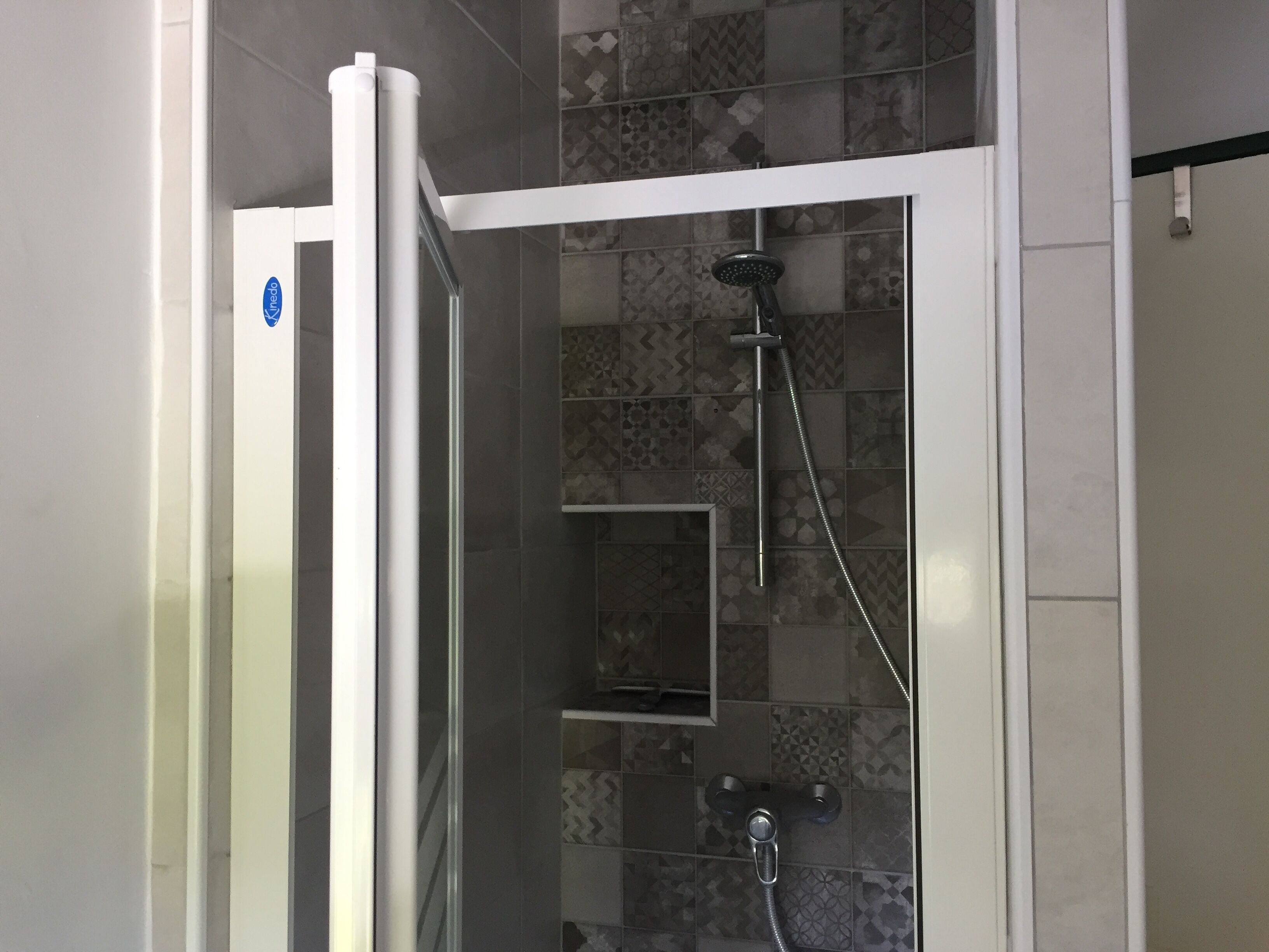 Douche, sèche-cheveux, serviettes fournies, papier toilette