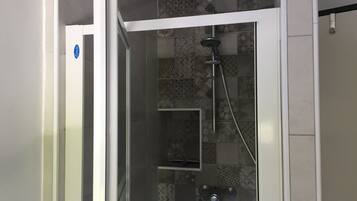 Douche, sĂšche-cheveux, serviettes fournies, papier toilette