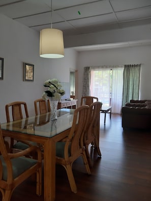 Apartamento standard, 3 quartos | Sala de estar | TV
