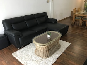 Apartamento standard, 3 quartos | Área de estar | TV
