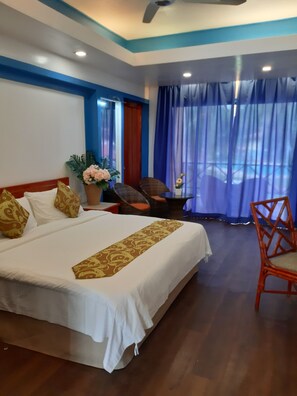 Bureau, fer et planche à repasser, draps fournis