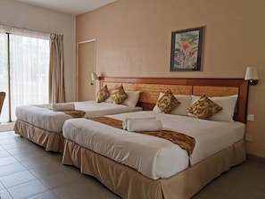 Escrivaninha, ferros/tábuas de passar roupa, roupa de cama