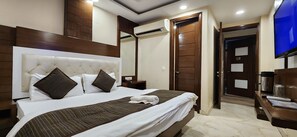 Kamar Double Deluks | Seprai Frette Italia, seprai premium, busa memori, dan meja kerja