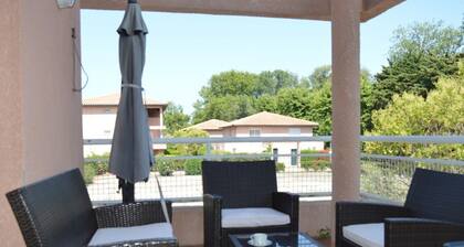 Modern Apartment with Terrace, Pool Access, and WiFi - 6 People, Saint-Cyprien