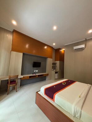 Habitación doble Deluxe | Decoración personalizada, muebles diferentes y escritorio