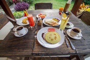 Sarapan ala kontinental setiap hari (IDR 65000 per orang)