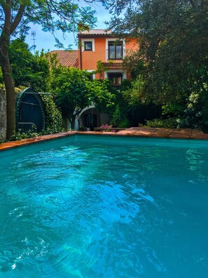 Outdoor pool - Hotel El Baciyelmo (Trujillo)