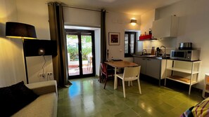 Exclusive-Studio, mit Bad, Gartenblick (Studio with terrace) | 1 Schlafzimmer, Pillowtop-Betten, individuell dekoriert