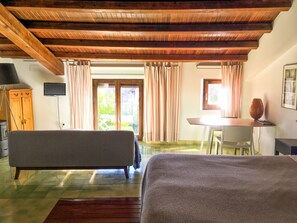 Deluxe-studio, kylpyhuone makuuhuoneen yhteydessä, näköala puutarhaan (Studio with garden view) | 1 makuuhuone, pillowtop-patjalliset sängyt, yksilöllisesti sisustettu