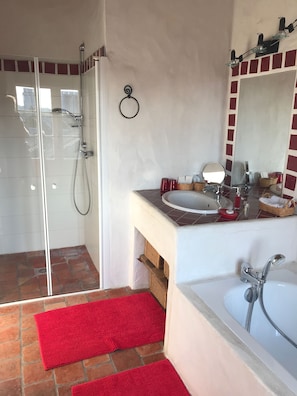 Chambre double (Manosque) | Salle de bain | Articles de toilette (gratuits), séchoir à cheveux, pantoufles
