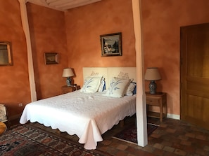 Ropa de cama de alta calidad y artículos del minibar gratis 