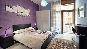 A bedroom with a bed, a nightstand, a desk, a chair, and a wardrobe. - La Collina dei Ciliegi (Salerno)