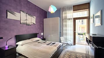 Decoración personalizada, muebles diferentes y cortinas blackout