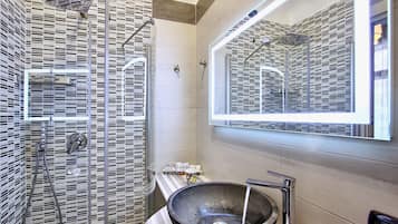 Dobbeltrom – deluxe, balkong, sjøutsikt | Vask på badet