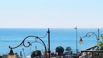 Una spiaggia nelle vicinanze