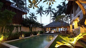 Outdoor pool, free cabanas, pool umbrellas - Anjani Villa (Manggis)