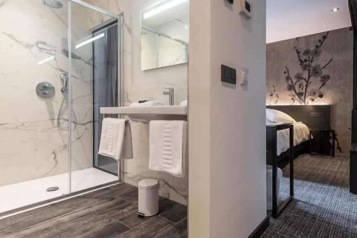 deluxe room | bathroom | deep-soaking bathtub, rainfall showerhead, towels