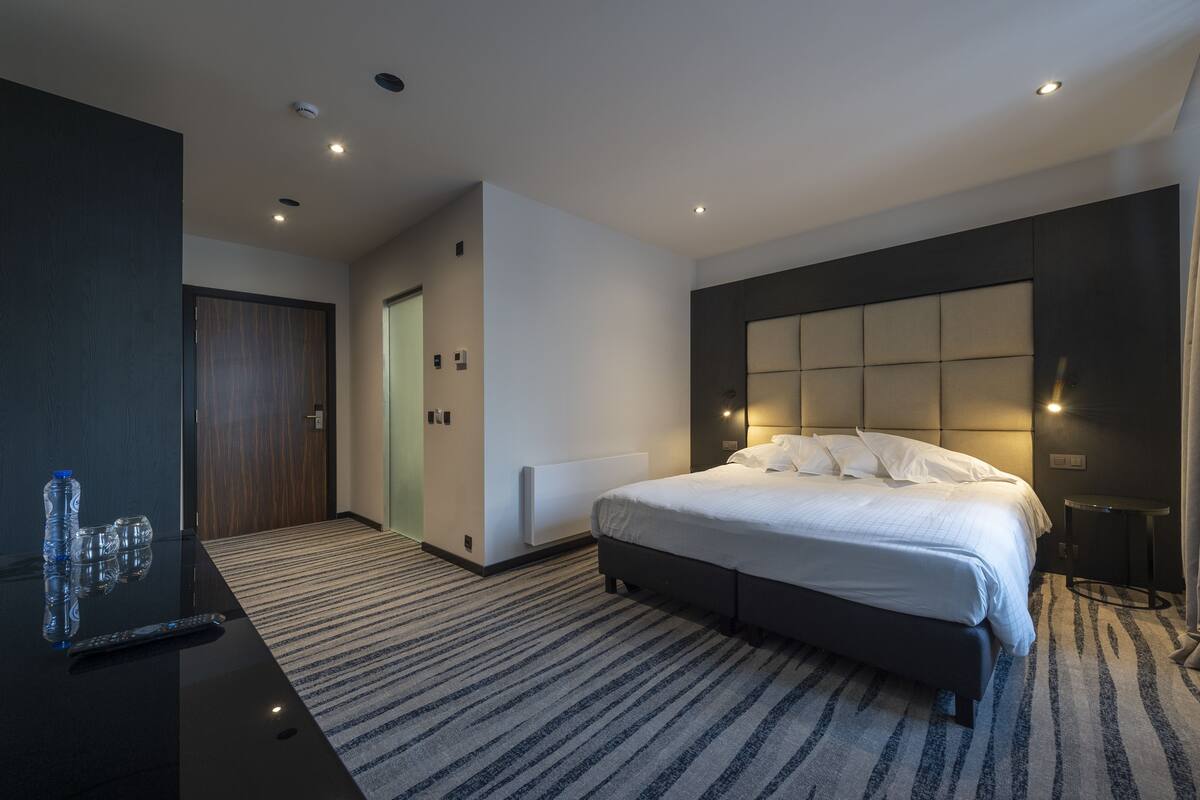 Premium bedding, minibar, desk, soundproofing