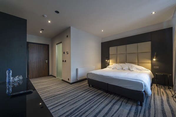 Premium bedding, minibar, desk, soundproofing - Hotel Monarc (Ostend)