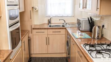 Apartment, Private Bathroom | Restaurant