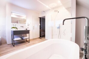 Suihku, ilmaiset hygieniatuotteet, hiustenkuivaaja, pyyhkeet