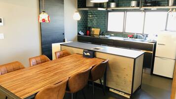 ๋๋ญ์ค ํ์ฐ์ค | ๊ฐ์ค ๋ด ์์ฌ ๊ณต๊ฐ