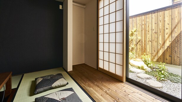 Een kamer met tatami matten, een schuifdeur van shoji-papier en een futonbed.