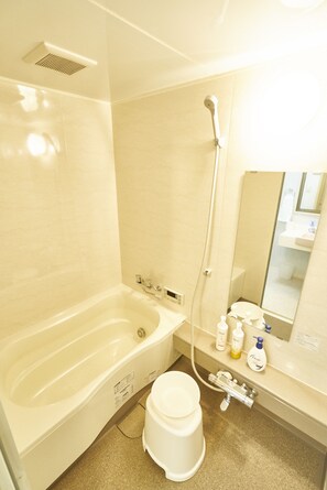 Traditional-Haus (Private Vacation Home) | Badezimmer | Badewanne und Dusche (separat), kostenlose Toilettenartikel