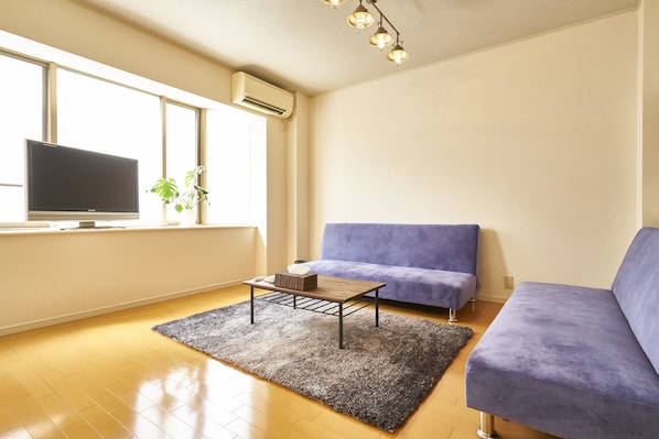 Casa tradicional (Private Vacation Home) | Área de sala de estar | Televisión de pantalla plana de 37 pulgadas con canales digitales 