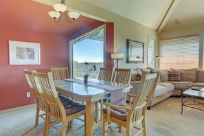 Condo, 2 phòng ngủ | Khu ăn uống