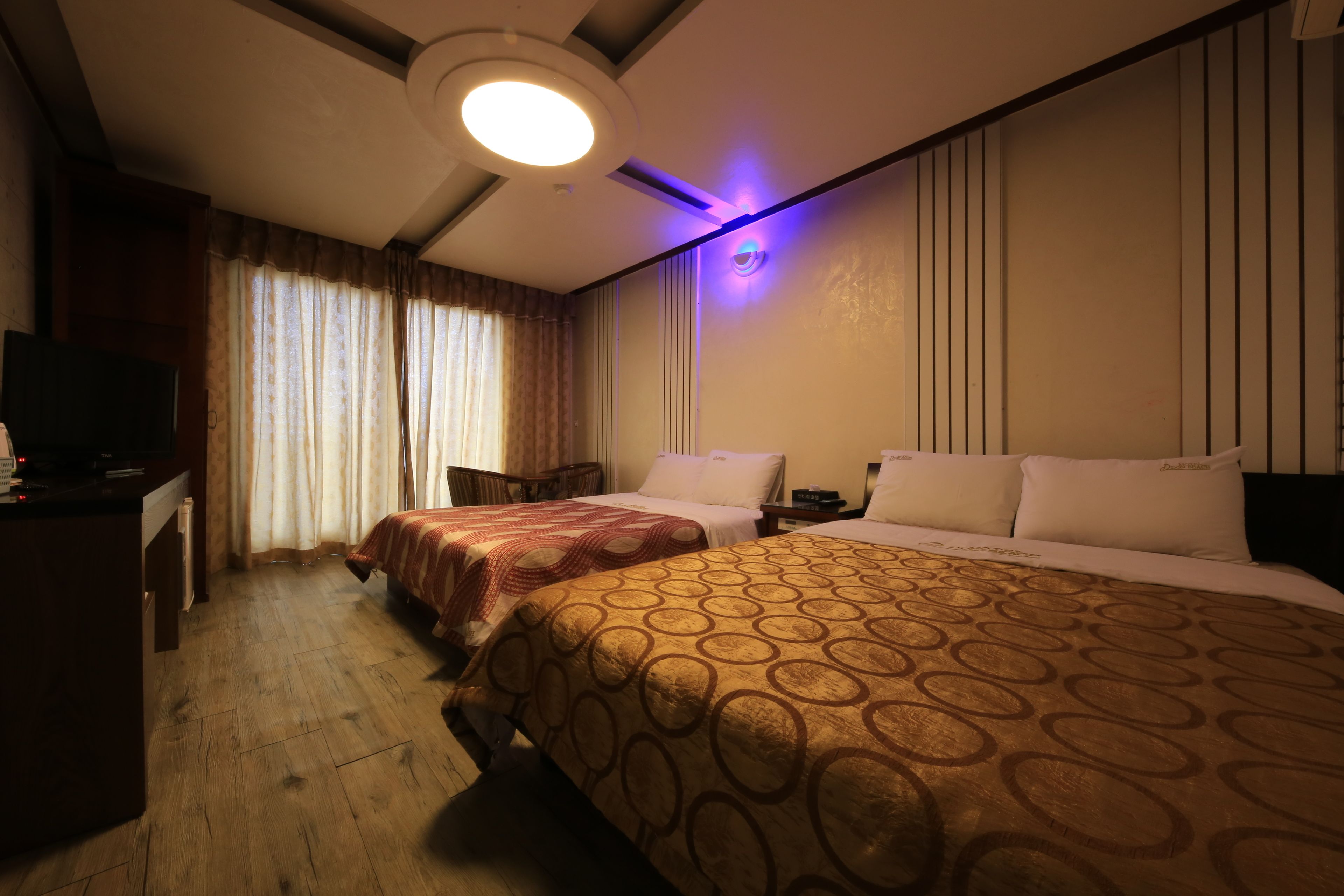 Twin Room (Netflix) | Free WiFi