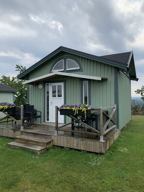 Standard Cabin, Golf View | Terrace/patio - Stuga på Nässjö Golfklubb (Nassjo)