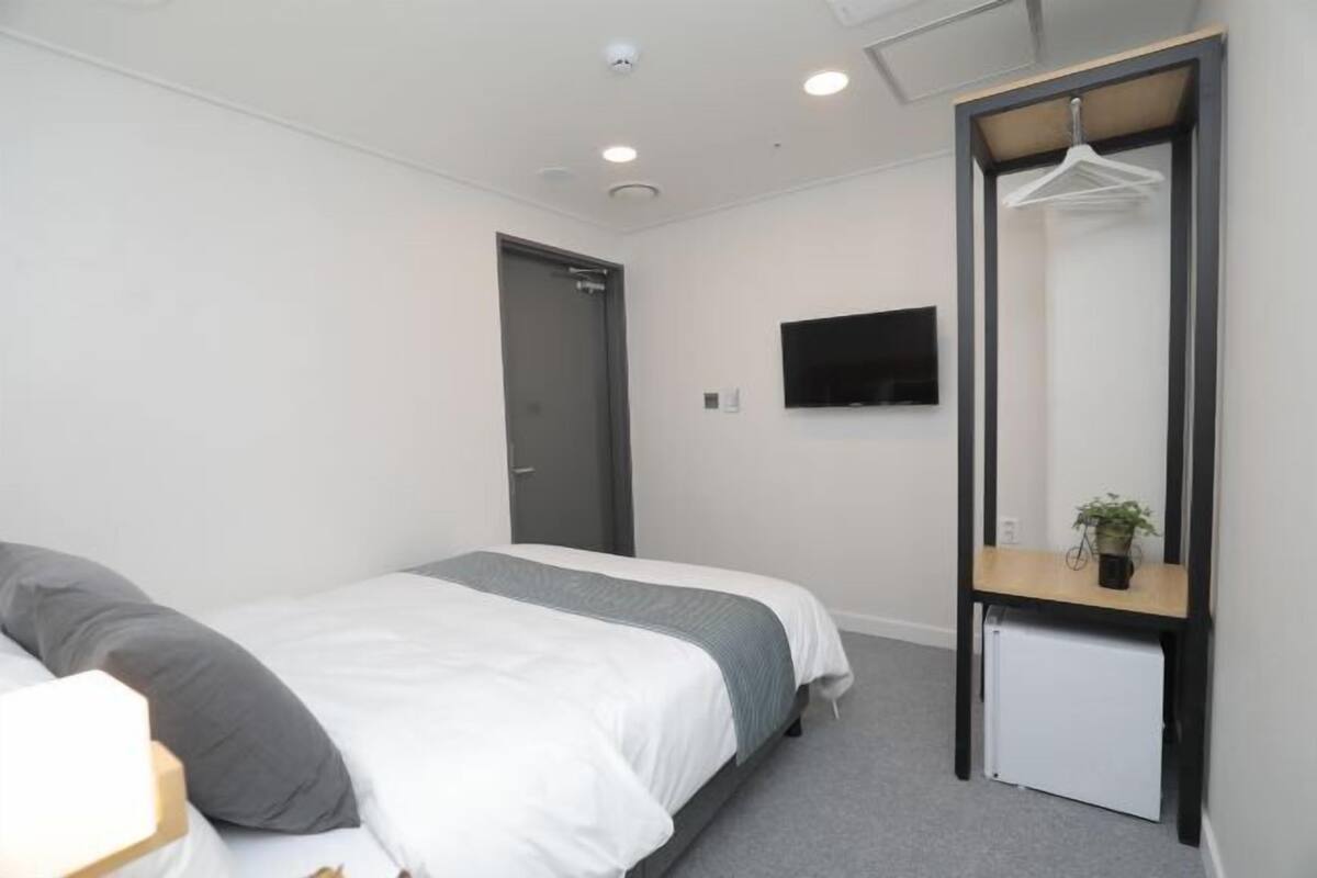 Pillowtop beds, soundproofing, WiFi (free), bed sheets