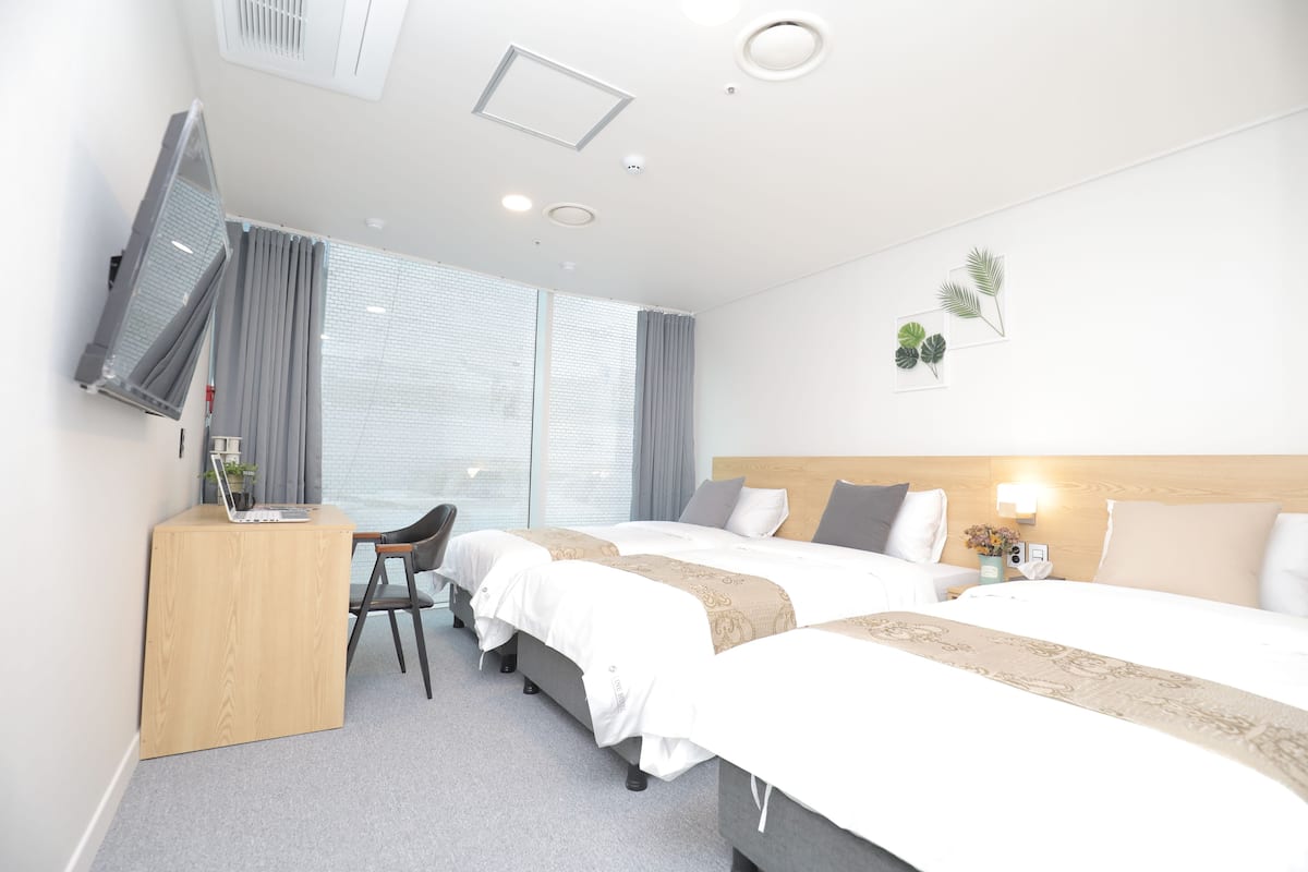 Superior Triple Room | Pillowtop beds, soundproofing, free WiFi, bed sheets