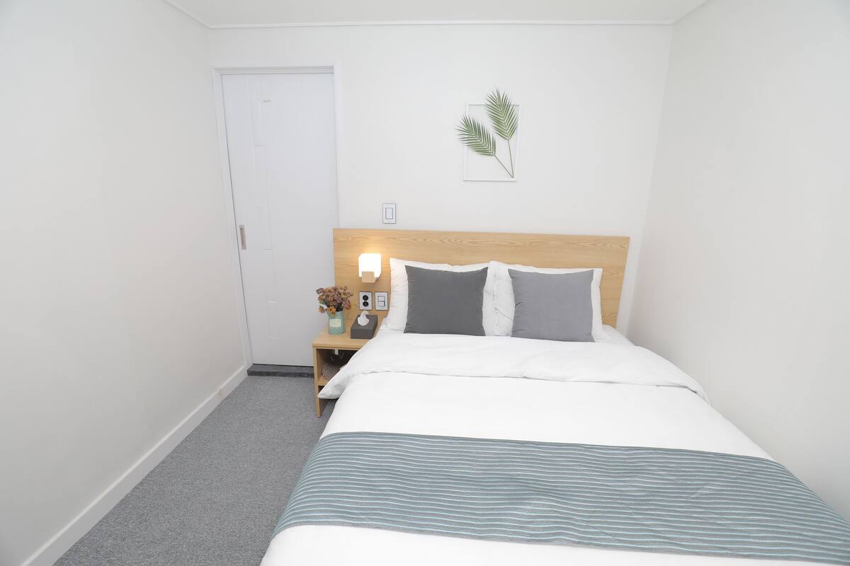 Economy Double Room, No Windows | Pillowtop beds, soundproofing, WiFi (free), bed sheets