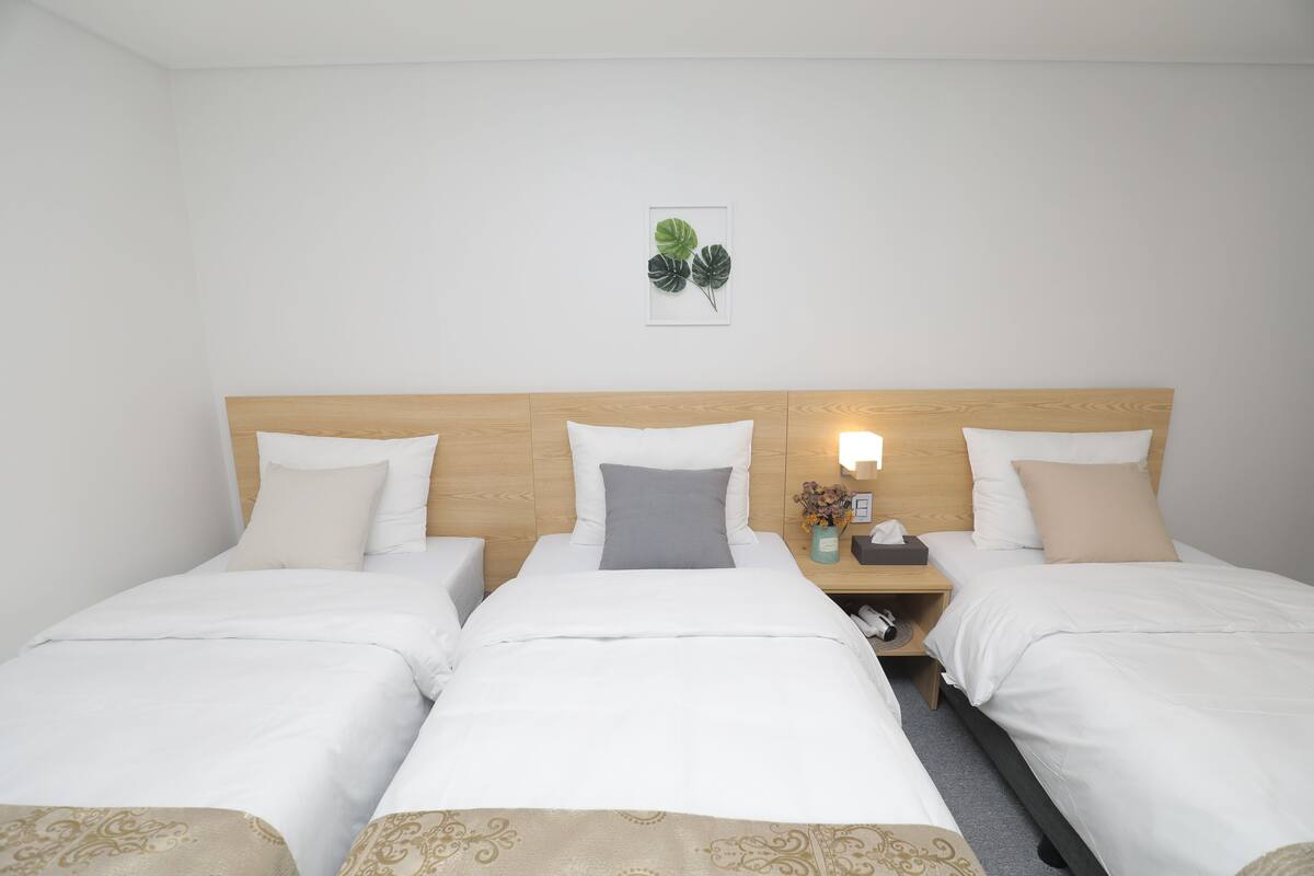 Economy Triple Room, No Windows | Pillowtop beds, soundproofing, WiFi (free), bed sheets