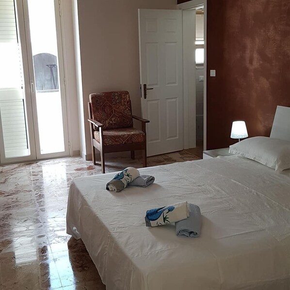 Habitación Deluxe, 1 cama matrimonial | Cunas gratuitas, camas extra y ropa de cama