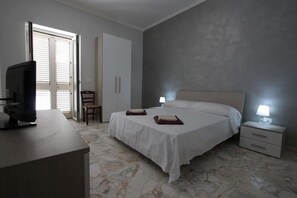 أسرّة أطفال/رضّع (مجانًا) وأسرّة قابلة للطي وملاءات أسرّة