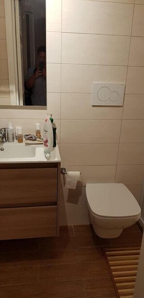 تجهيزات دش، مستلزمات مجانية للعناية الشخصية، مجففات شعر، مراحيض شطف