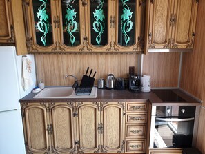 Kühlschrank, Ofen, Wasserkocher mit Kaffee-/Teezubehör, Toaster