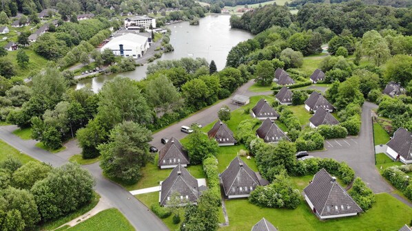 Ein Wohngebiet mit Häusern, einem Fluss und einem großen Gebäude.