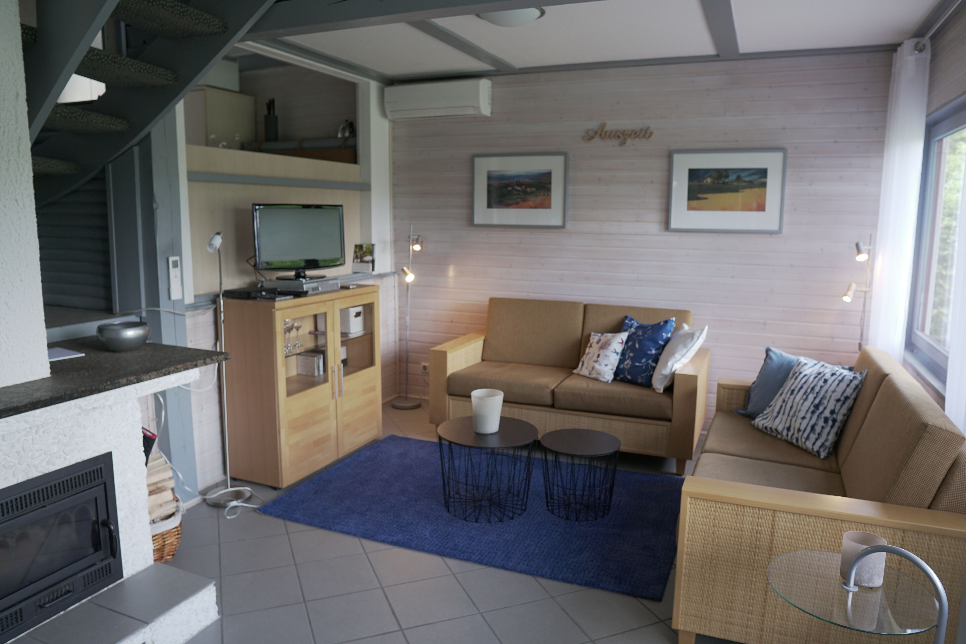 Smart-TV, Kamin, Bücher, Musikbibliothek