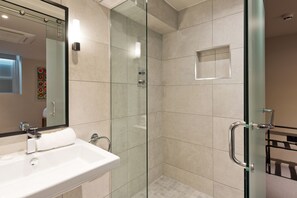 Phòng trung tâm thành phố | Phòng tắm | Buồng tắm vòi sen, đồ dùng nhà tắm miễn phí, khăn tắm 