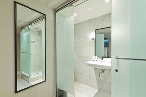Habitación City | Baño | Ducha, artículos de higiene personal gratuitos y toallas
