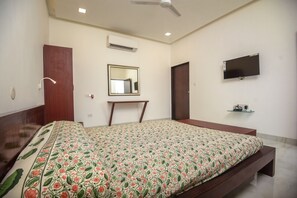 1 bedroom, iron/ironing board, WiFi, bed sheets - Belvédère : Private 3-Bedroom Apartment (Udaipur)