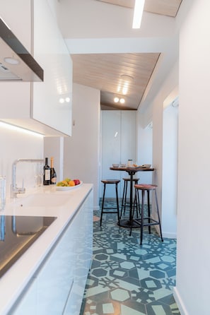 Deluxe appartement, 1 kingsize bed met slaapbank, uitzicht op stad | Privékeuken | Een kinderstoel
