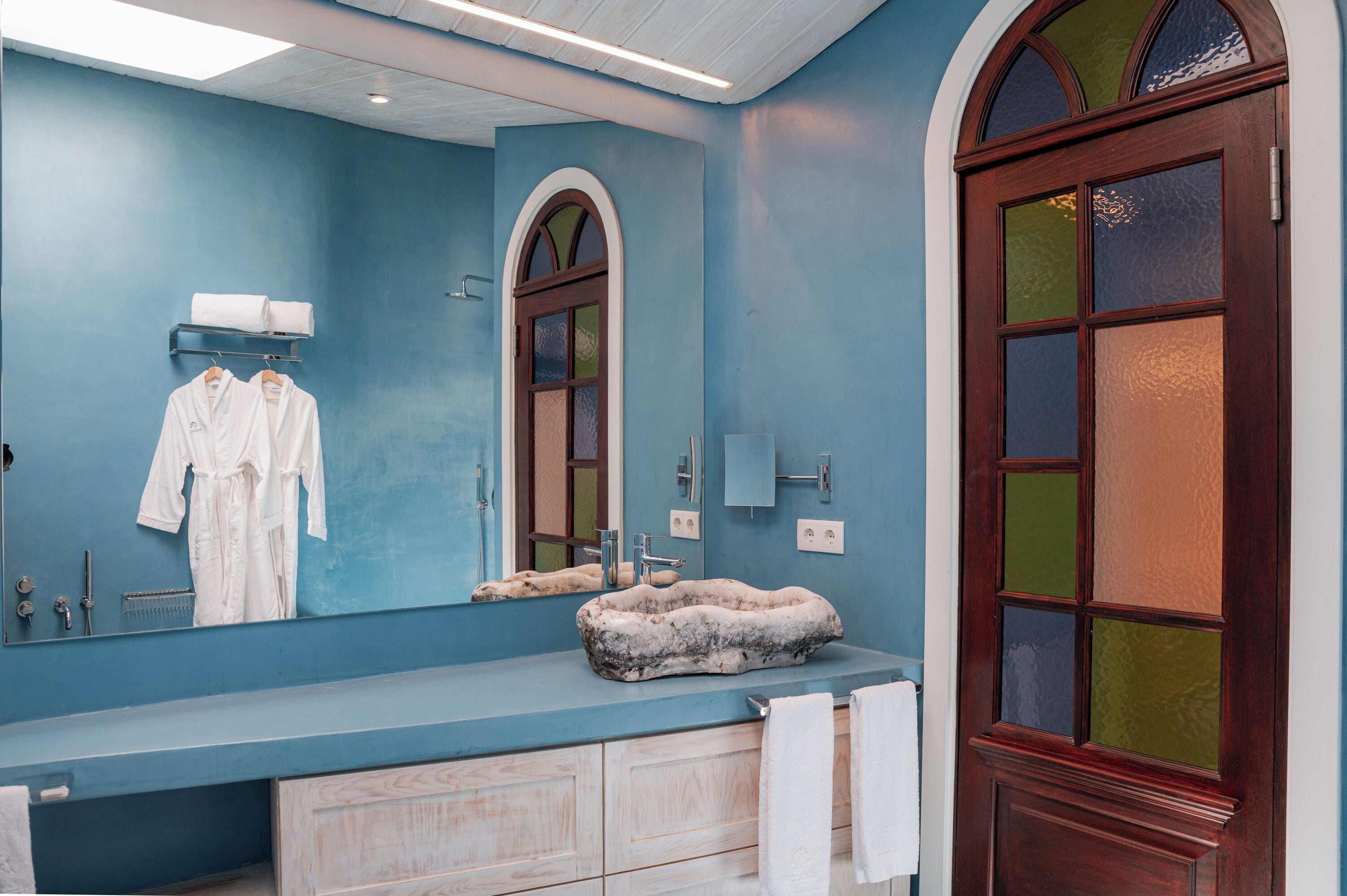 deluxe penthouse daily cleaning serviced apartment, city view | bathroom